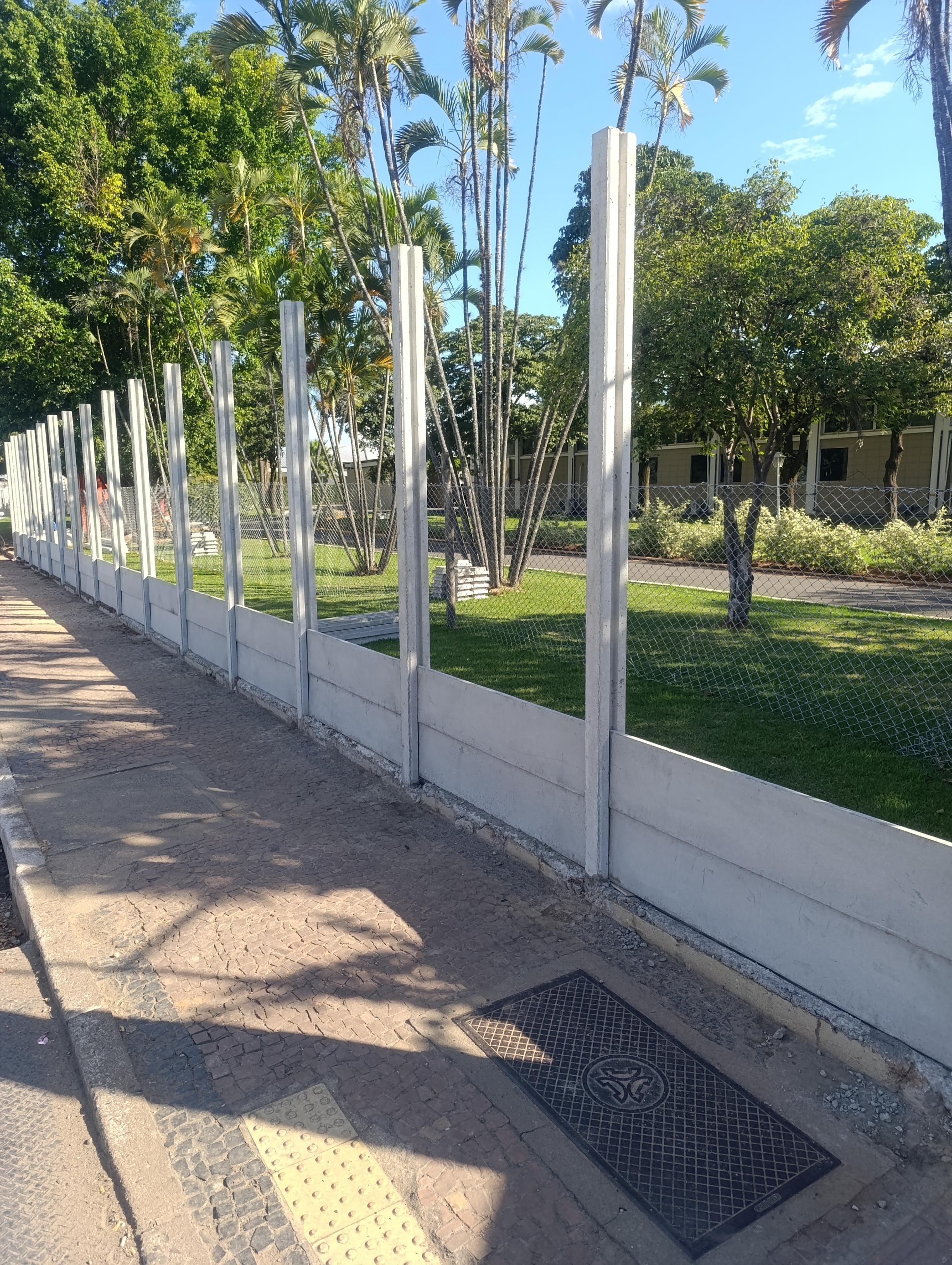 Instalação de muro pré-moldado TopMuros